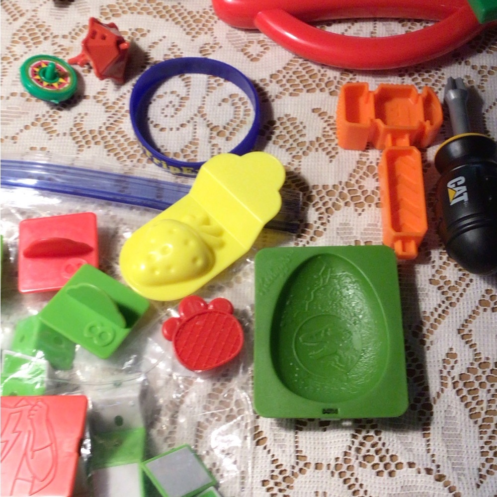 LOT OF RANDOM TOYS - Picture 6 of 9